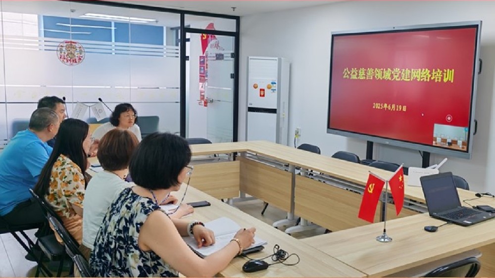 以“红”为底绘就公益新篇